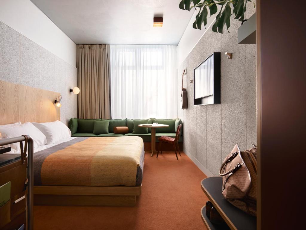 Ace Hotel Sydney, Hotel, in Sydney CBD, Greater Sydney, is a pet-friendly stay with modern comforts and scenic surroundings.