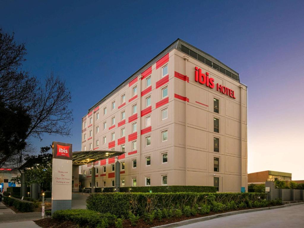 ibis Sydney Airport, located in Mascot, Greater Sydney, offers dog-friendly accommodation options with outstanding amenities.